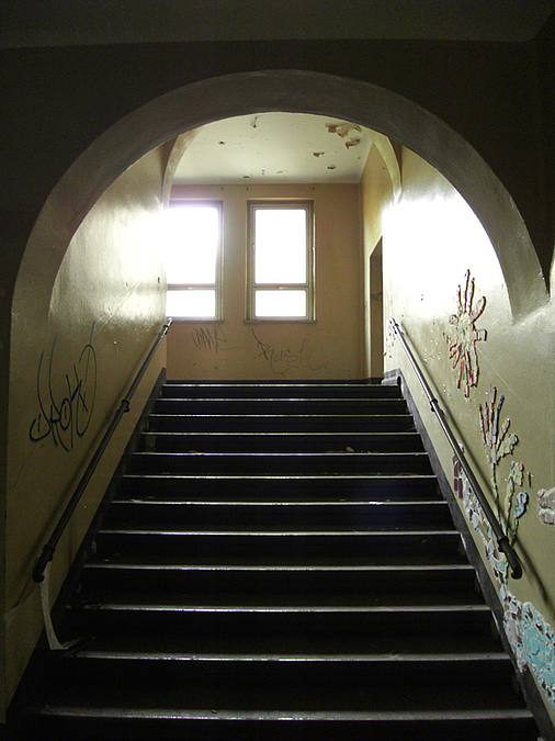 Haupttreppe vom Seitenflügel zum halbgeschossig versetzten Vorderhaus