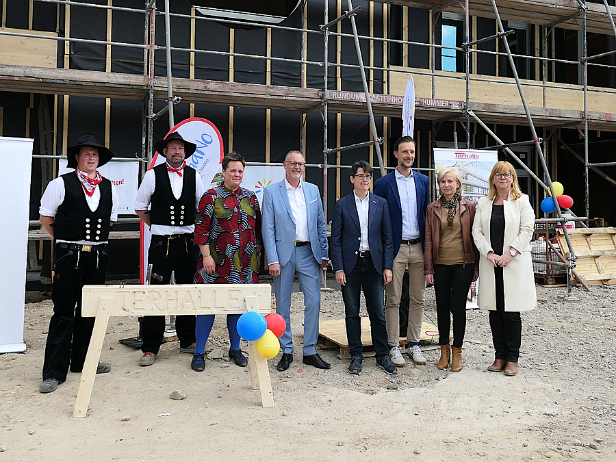 Gruppenbild vor Baustelle