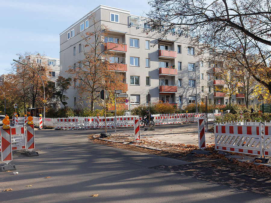 Bauarbeiten an Kreuzung vor Plattenbauten