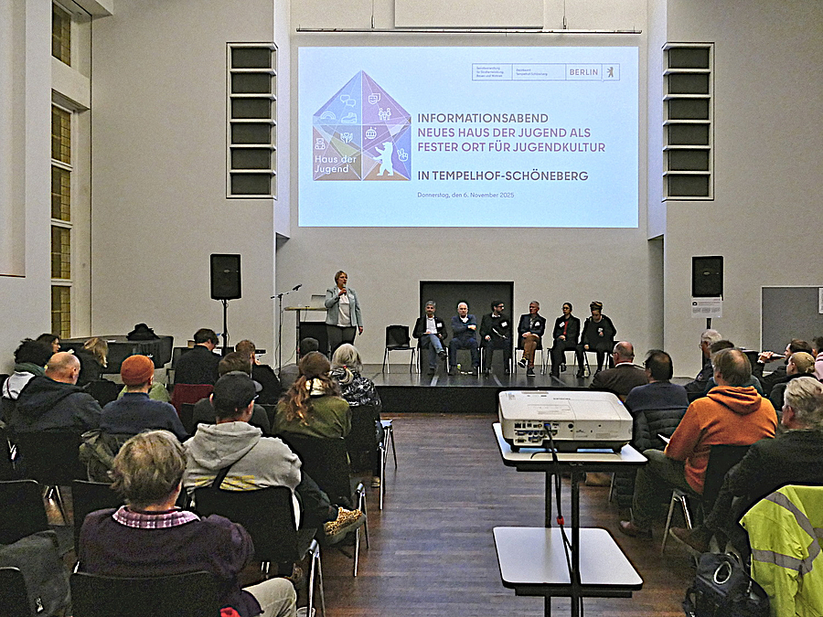 Voller Saal mit Präsetantion und Podium