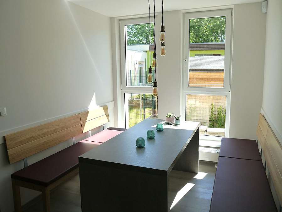Tisch und Bänke am Fenster