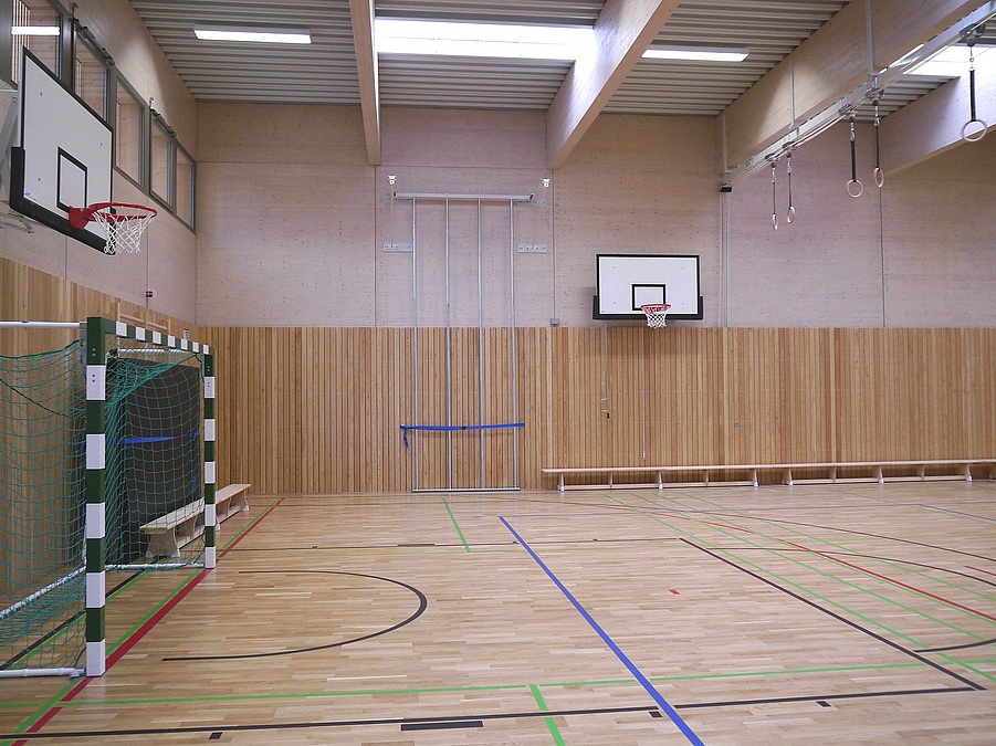 Sporthalle mit Parkett, Prallwand, Fußballtor