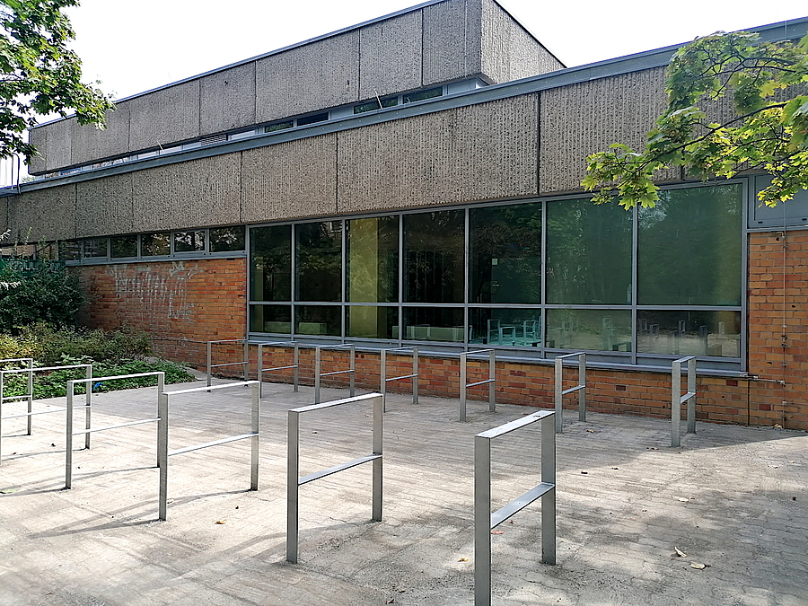 Fahrradständer vor Schwimmhalle