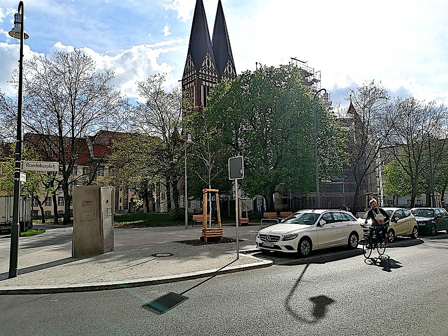 Platz mit Kirche, an der Ecke Betonwand