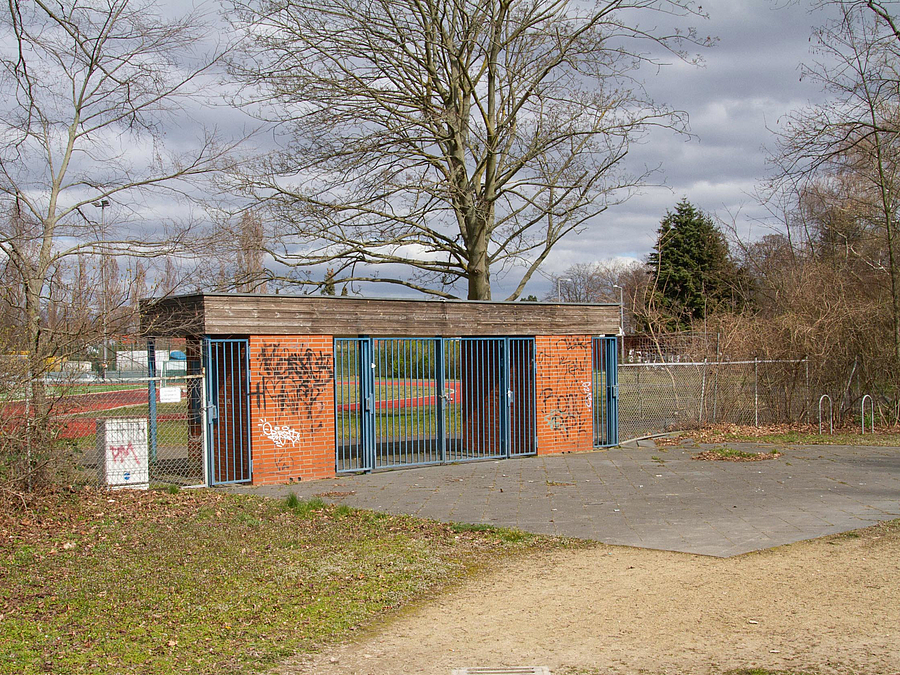 Eingangstor aus Klinkerstelen, Metalltoren und Holzdach