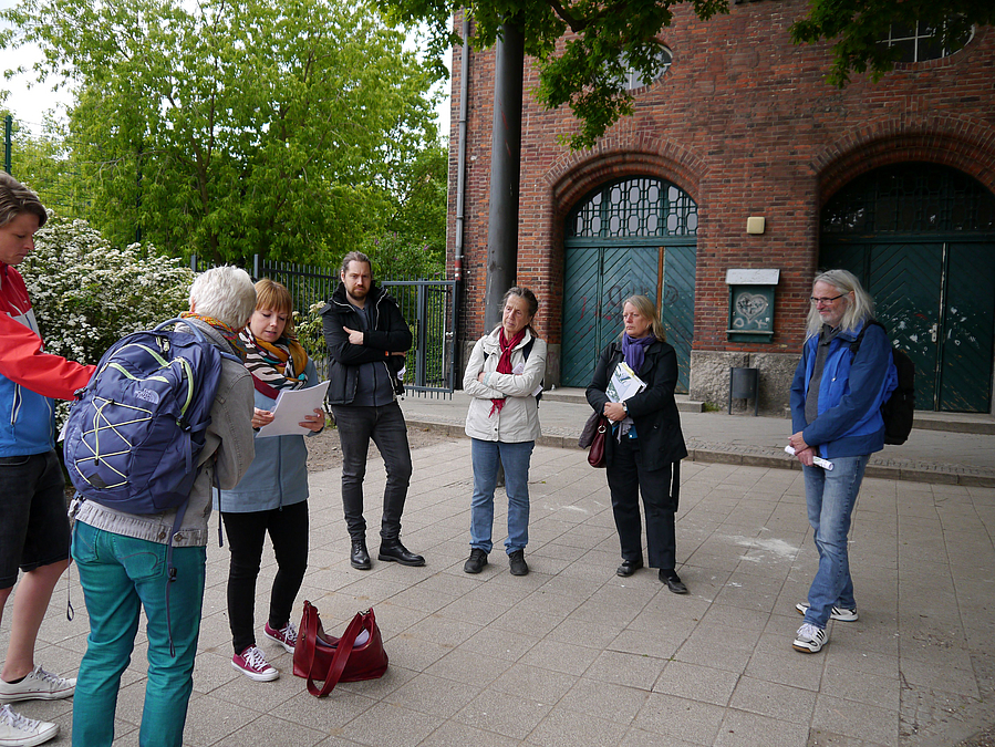 Mareen Simon (3. v. links) und Heike Pfeiffer (2. v. rechts) erläutern als Gebietsbeauftragte der S.T.E.R.N. GmbH die Entwicklung des Campus