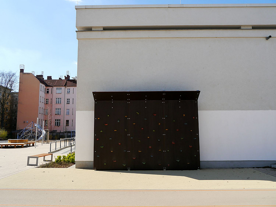 Weiß-graue Wand mit Boulderwand