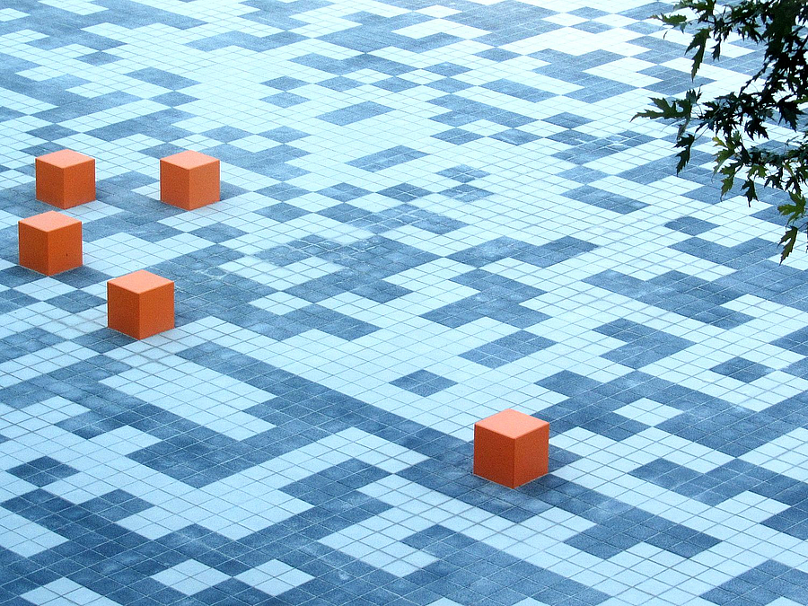 QR-Code-Muster aus Platten mit orangen Sizwürfeln von oben