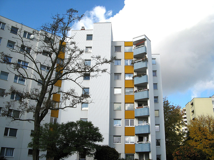 Blick an Fassade nach oben an Wohnhochhäusern im Winter