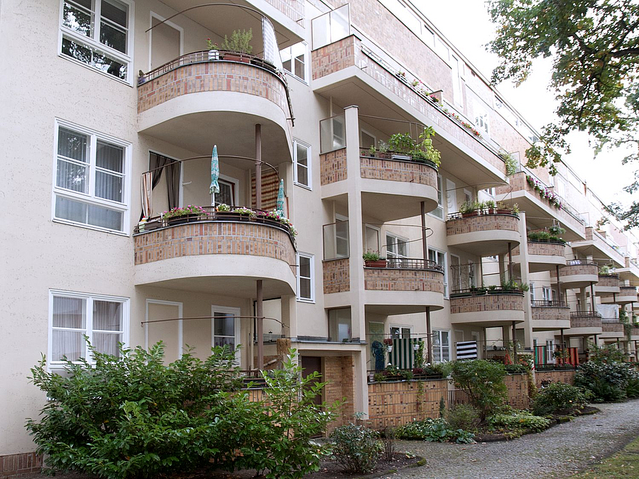 Helles dreistöckiges Wohnhaus mit halbrunden Balkons