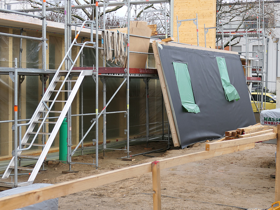 Baustelle mit eingepackter Wand mit Fensterlöchern