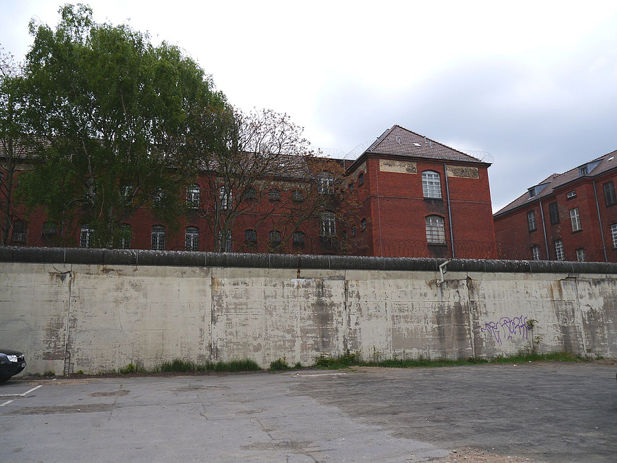 Fläche vor Mauer und Backsteinbau