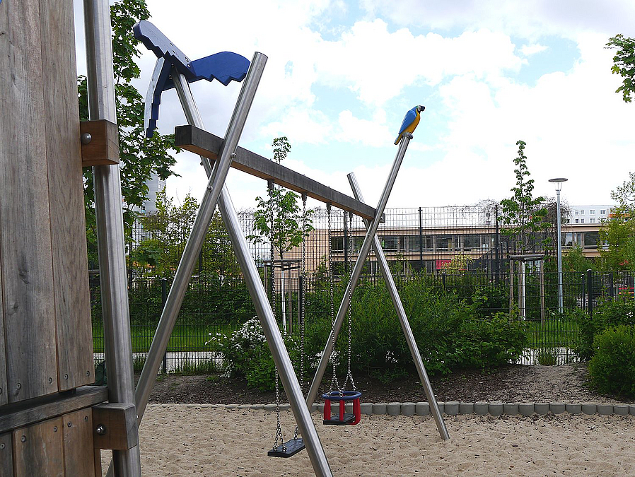 Schaukel mit Papagei und Palme auf den oberen Holmen