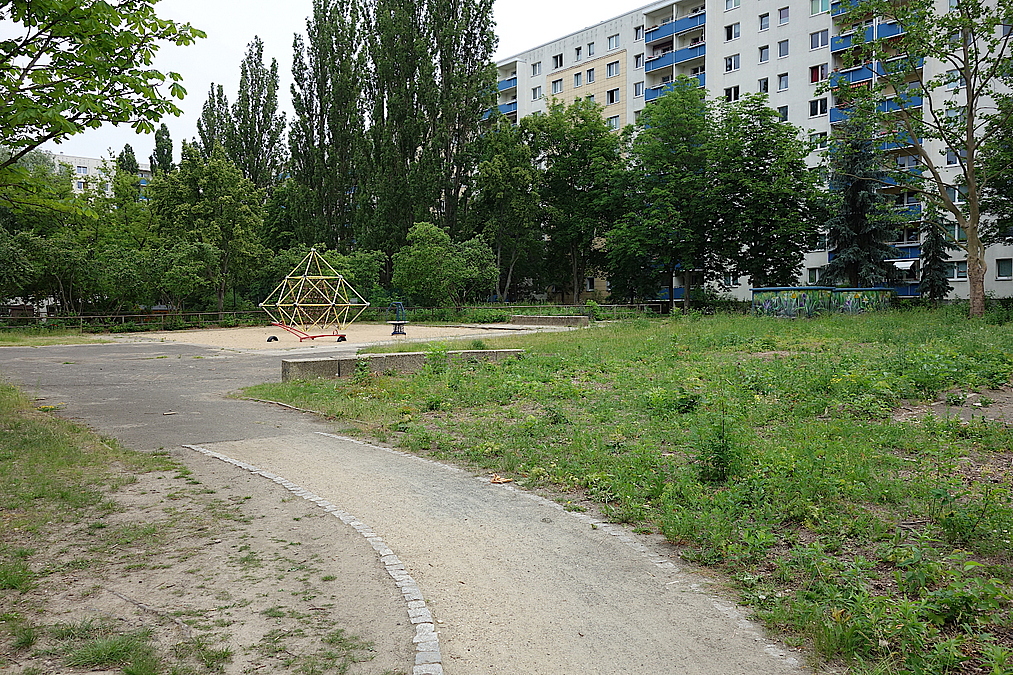 Wege, Platz- und Grünflächen sind erneuerungsbedürftig Weg zu Sandfläche mit Kletterpyramide, ungepflegte Grünfläche