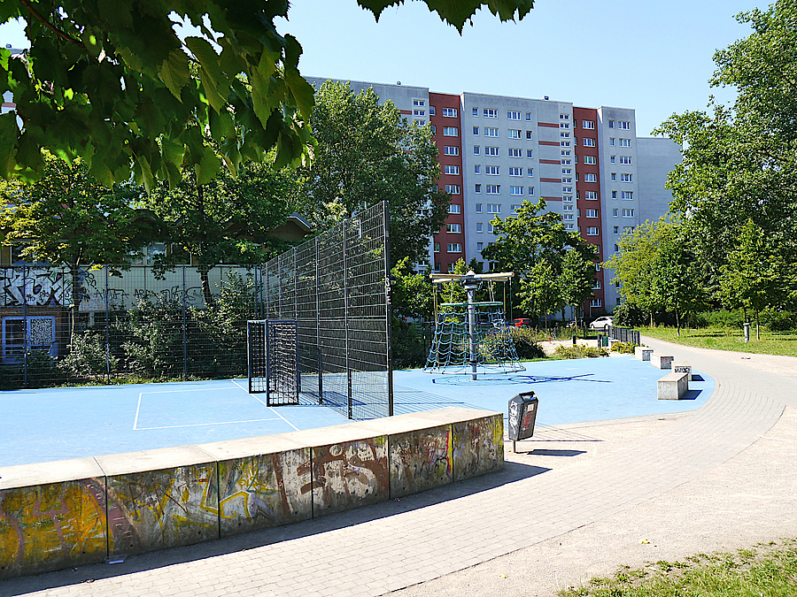Sitzmauer, Bolz- und Spielplatz vor Elfgeschosser