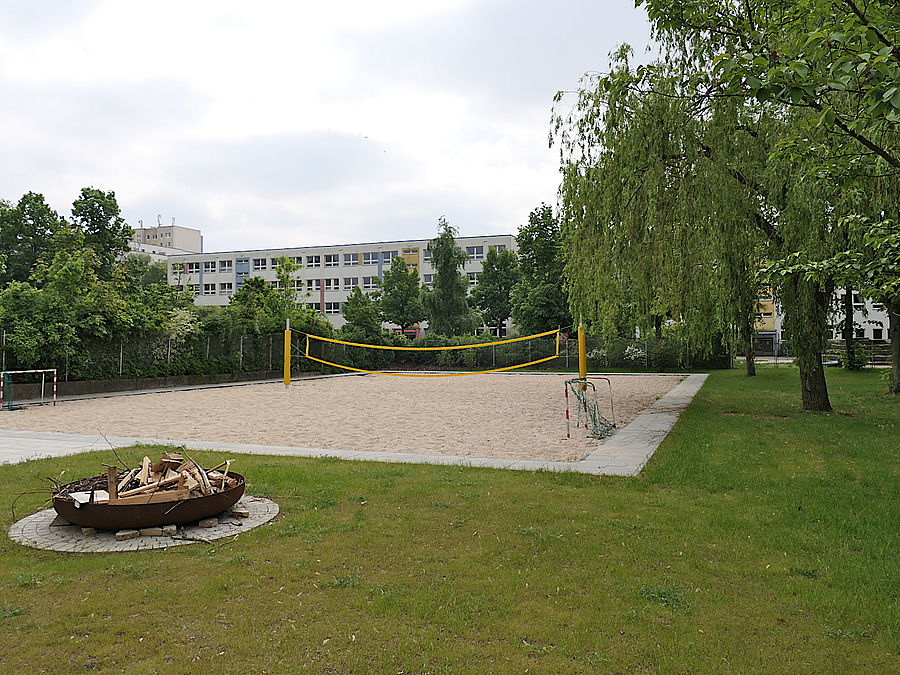Rasen mit Bäumen, Beachballfeld, Feuerstelle