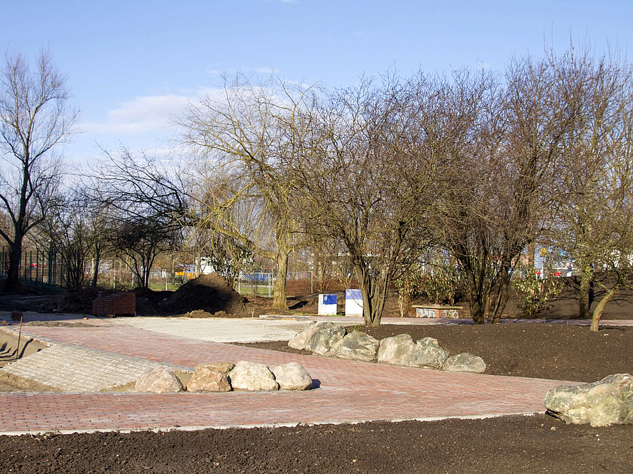 Roter Plattenweg, Findlinge, Baumgruppe