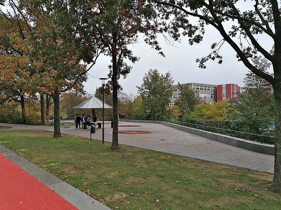 Breite Rampe, pilzförmiger Pavillon im Park