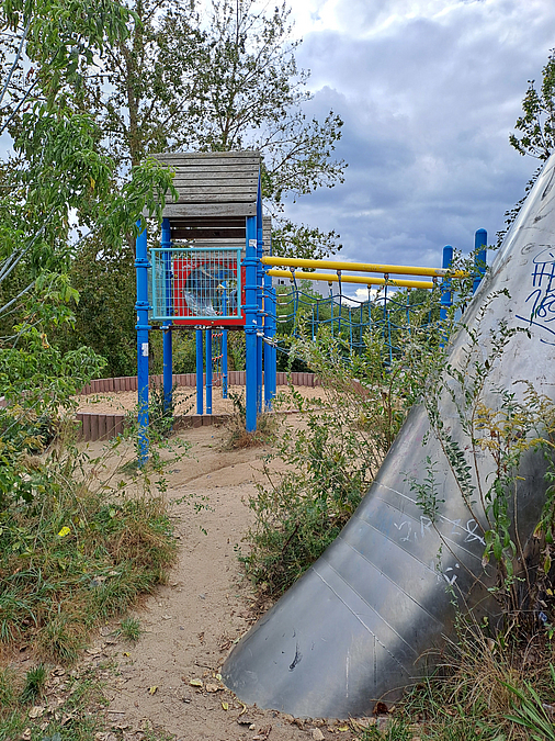 Kletterturm und Rutschenröhre