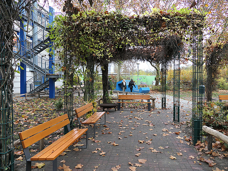 Die Pergola mit barrierefreiem Durchgang zur Mensaterrasse Pergola mit Bänken