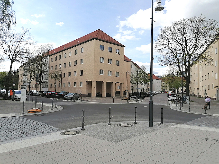 Kreuzung mit schmalem Radius, Poller an allen Ecken, Wohnhaus