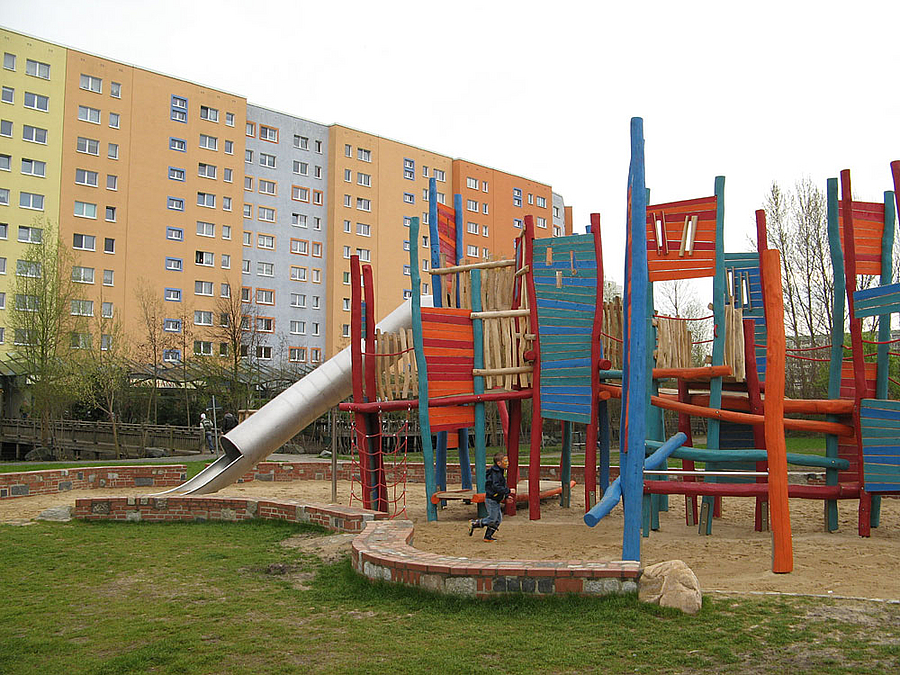 Kletterlandschaft in rot und Blau mit Rutsche vor Elfgeschosser