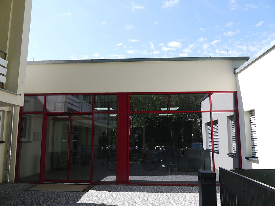 Glasfront rot abgesetzt