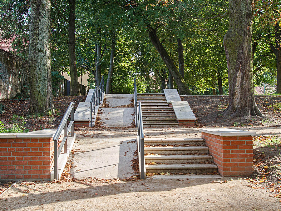 Erneuerte östliche Treppe zum südlichem holländischen Garten