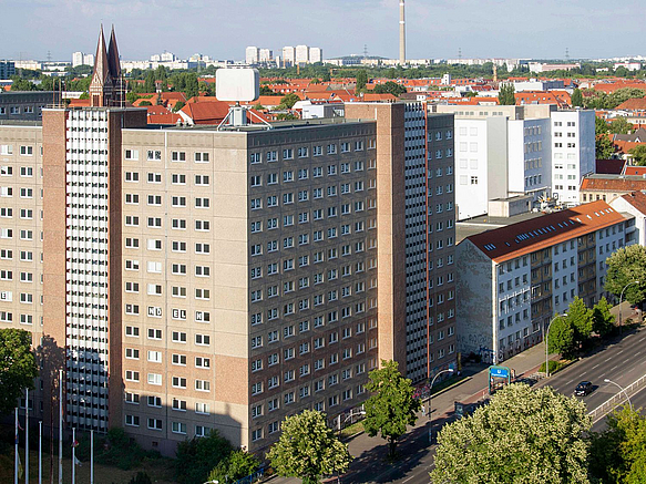 Vogelperspektive auf massive Plattenbauten und Viergeschosser dazwischen
