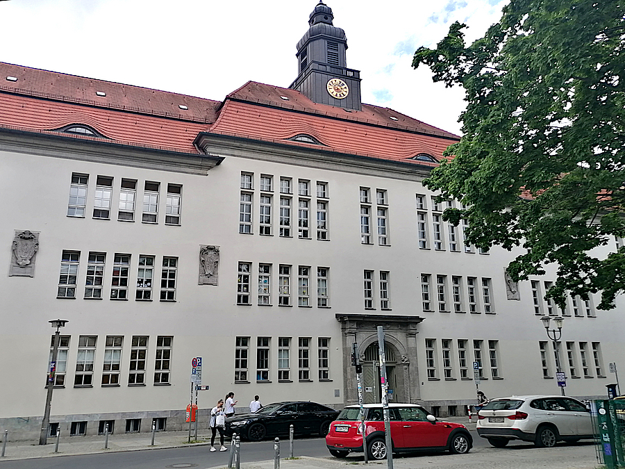 Großes dreigliedriges, dreigeschossiges, historisches Gebäude mit Dachreiter