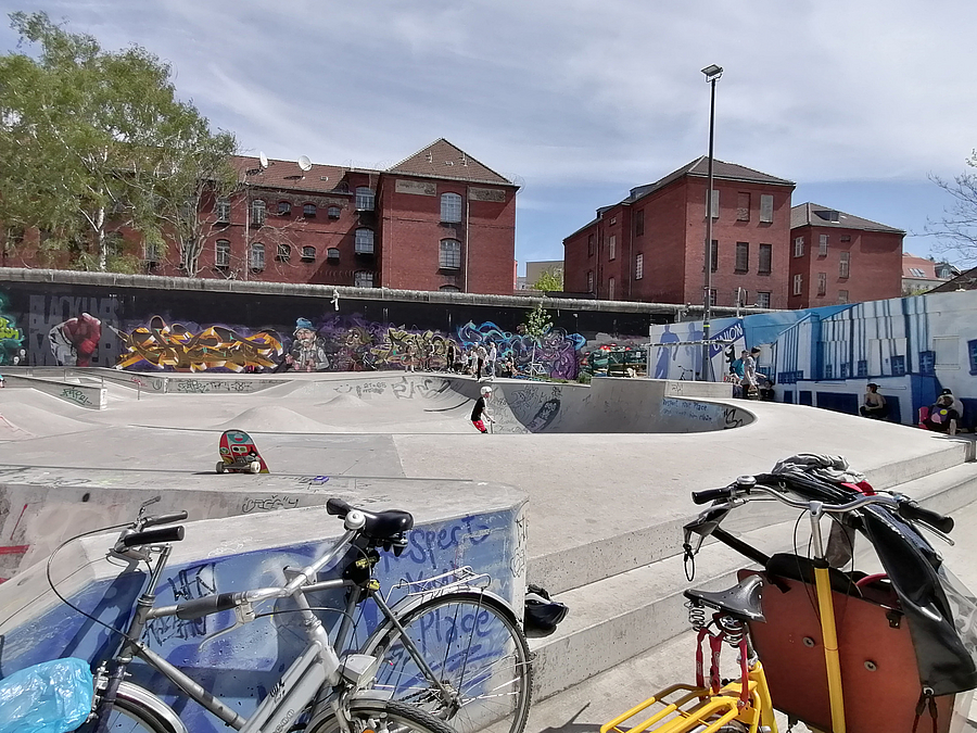 Skatepark, dahinter Backsteingebäude