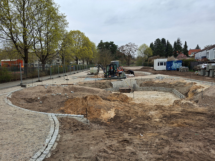 Baustelle mit Pflasterwall