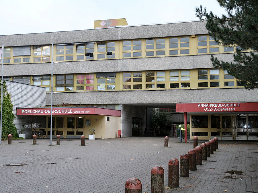 2-stöckiger Schulbau mit 2 Eingängen für 2 Schulen
