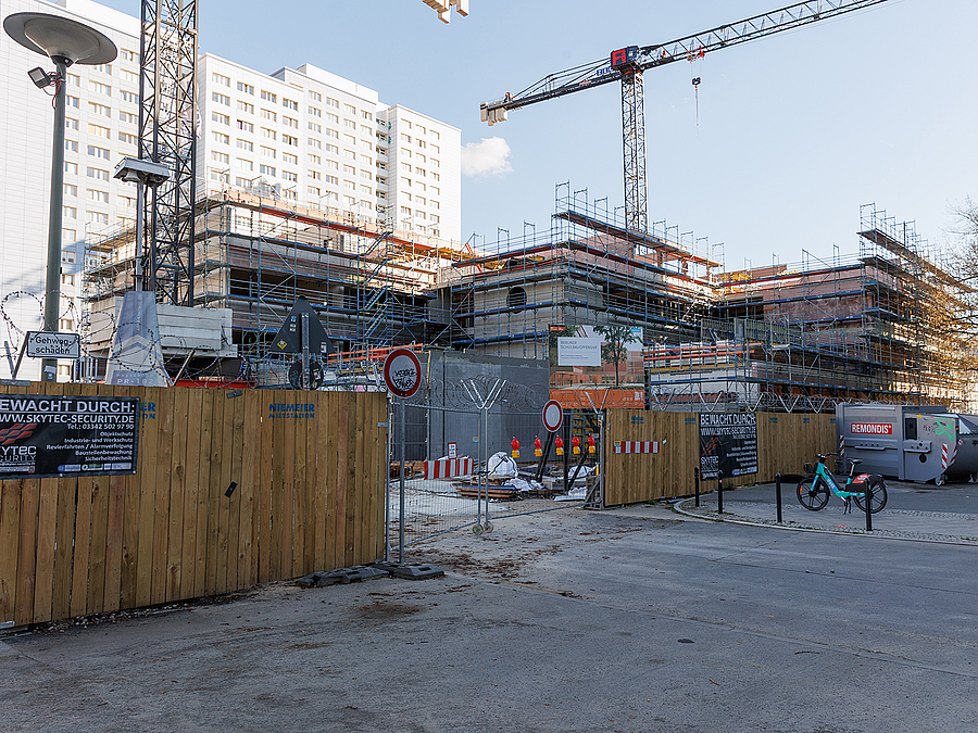 benachbarte Baustelle Gymnasium
