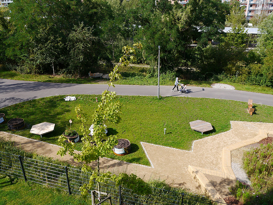 Wiese, Holzdecks, gezackter Weg von oben