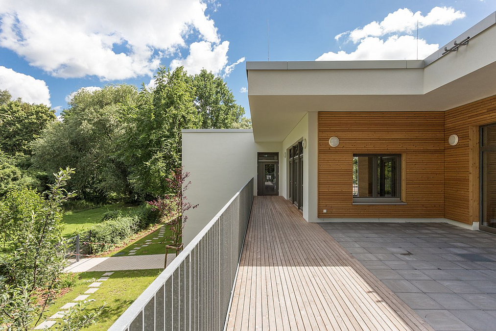 Blick über den großen Balkon auf die Holzfassade