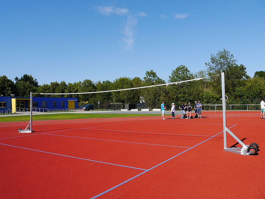 Mobiles Volleyballnetz auf rotem Belag