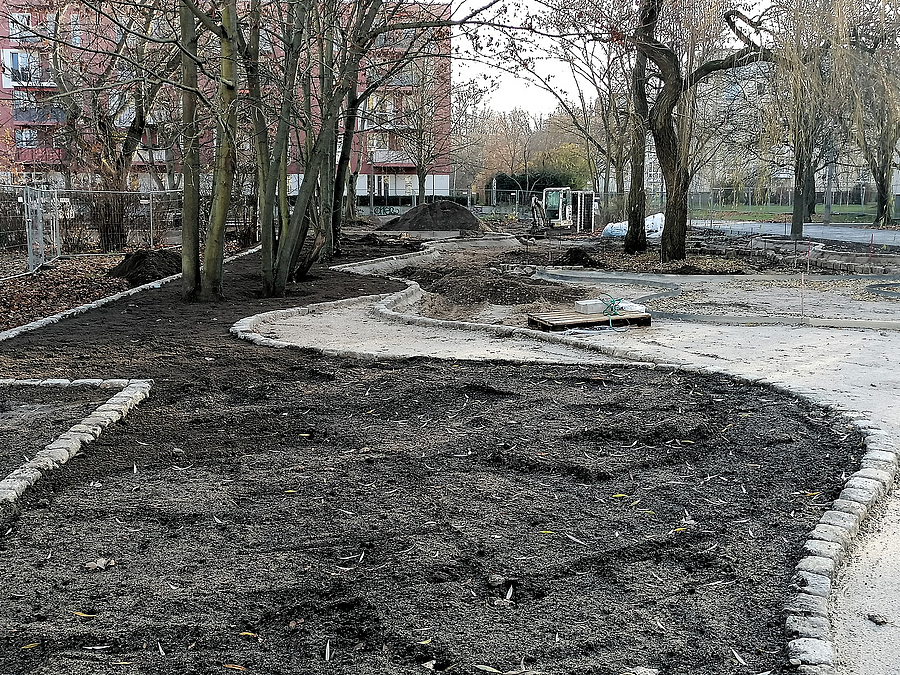 Wege und Pflanzflächen im Bau im Winter