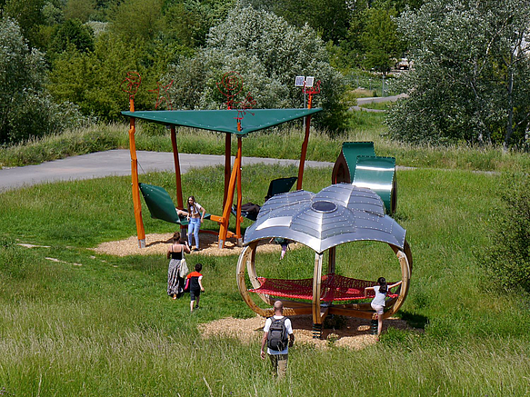 Fantasievolle Pavillons auf Wiese mit Jugendlichen
