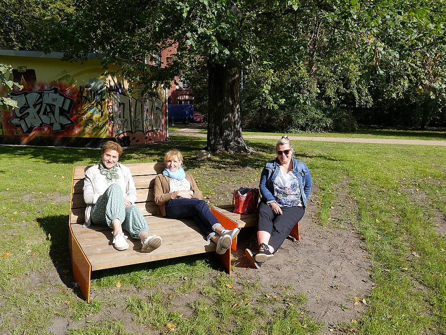 3 Frauen auf 2 Sonnenliegen