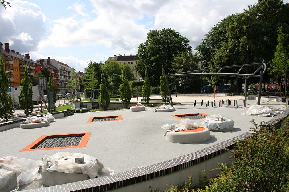 Halbrunde Anlage mit eingelassenen Trampolinen