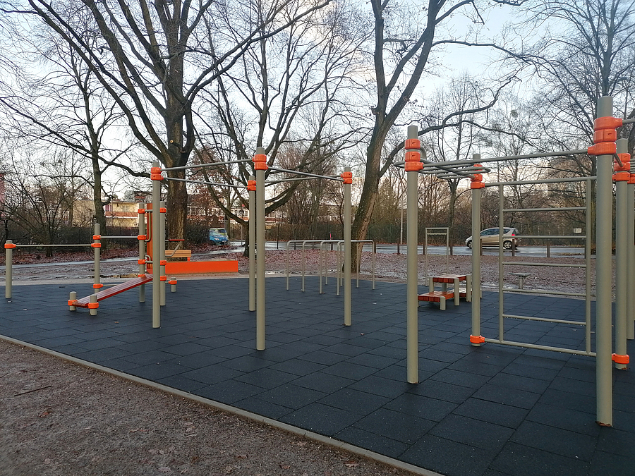 Die fertige Calisthenics-Anlage im Dezember 2023 Calisthenics-Anlage im winterlichen, schneelosen Park