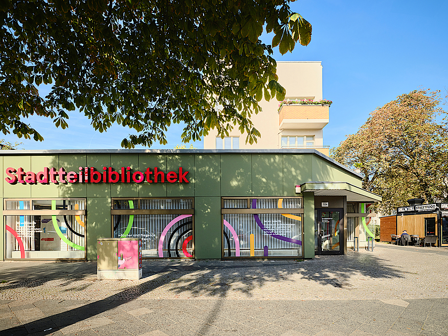 Grüner Flachbau mit Inschrift Stadtteilbibliothek