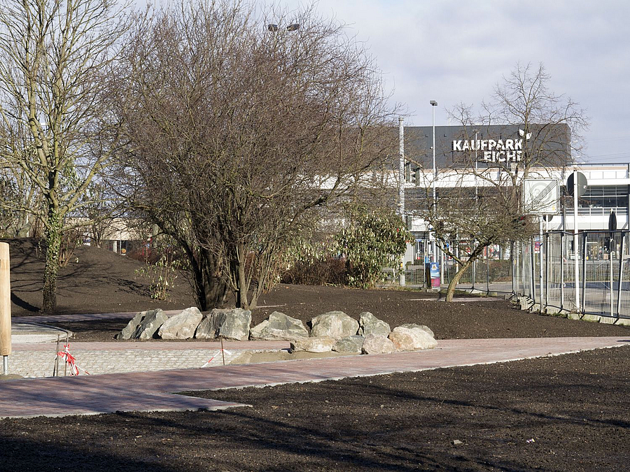 Roter Plattenweg, Findlinge, Baumgruppe