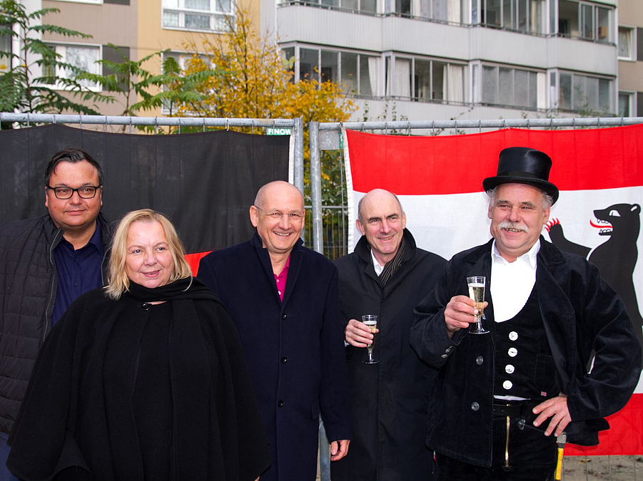 Gruppe mit Sekt