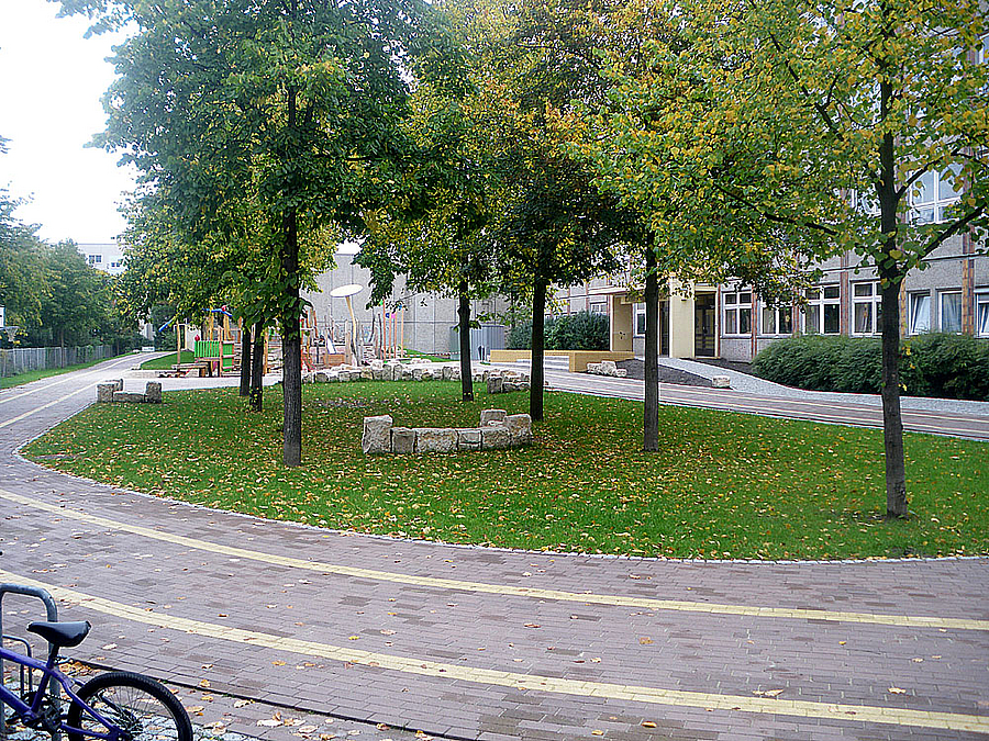 Rundweg, Bäume, im Hintergrund Kletterkombi