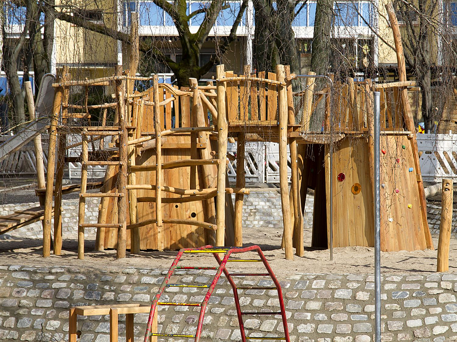 Klettergerüst aus Holz auf gepflastertem Wall