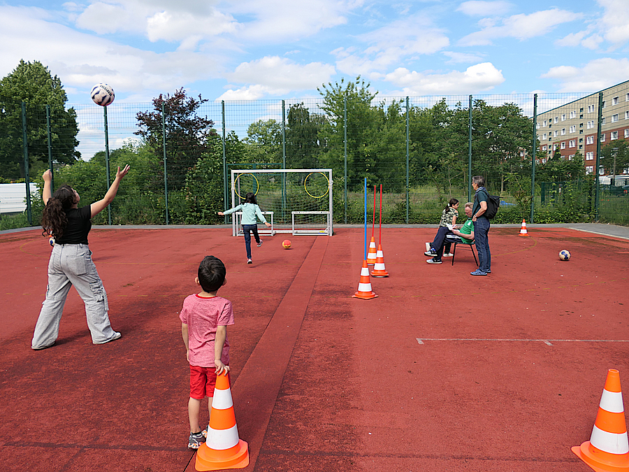 Spiel mit Bällen auf Sportplatz
