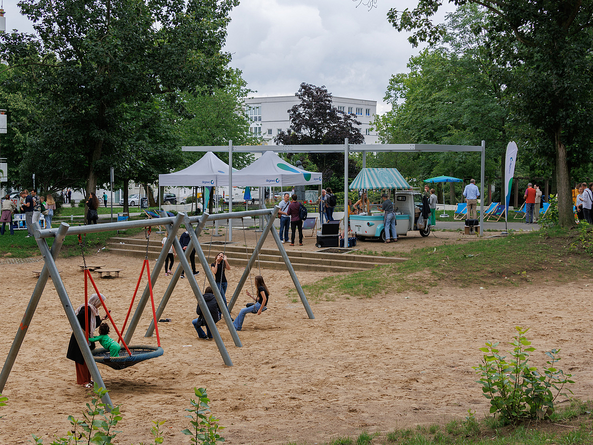 Die große Pergola am Spielplatz Wittenberger Straße wird im Herbst 2025 bepflanzt Spielplatz, davor Stahlgerüst als Pergola für Sitzplatz