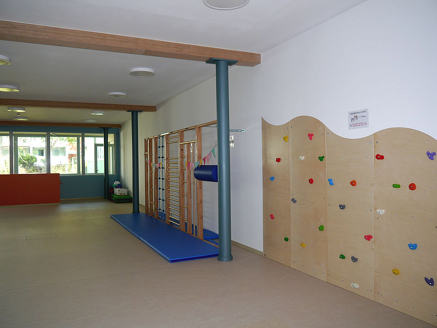 Saal mit Balken an Wand und Decke, Kletterwände, Matten